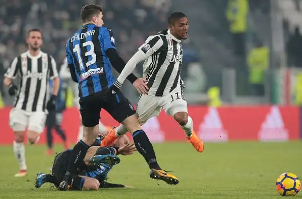 Decide un rigore di Pjanic, a Gasperini non riesce la rimonta: Gomez colpisce un palo clamoroso.
