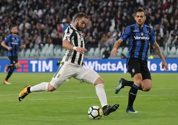 Nel recupero della 26esima giornata gli uomini di Allegri conquistano i 3 punti con un gol per tempo: al 29’ Higuain insacca in contropiede; all’81’ la chiude Matuidi su assist dello 'Pipita'.