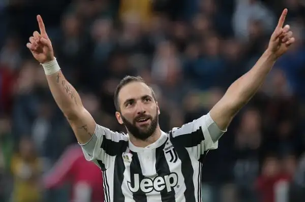 Nel recupero della 26esima giornata gli uomini di Allegri conquistano i 3 punti con un gol per tempo: al 29’ Higuain insacca in contropiede; all’81’ la chiude Matuidi su assist dello 'Pipita'.