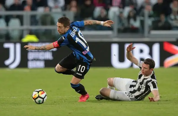 Nel recupero della 26esima giornata gli uomini di Allegri conquistano i 3 punti con un gol per tempo: al 29’ Higuain insacca in contropiede; all’81’ la chiude Matuidi su assist dello 'Pipita'.