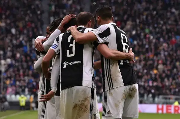 Con una doppietta di Dybala la Vecchia Signora batte l'Udinese. Sull'1-0 Higuain sbaglia un altro rigore.