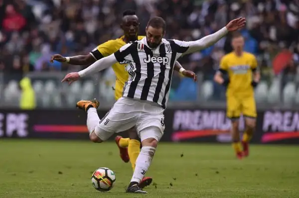 Con una doppietta di Dybala la Vecchia Signora batte l'Udinese. Sull'1-0 Higuain sbaglia un altro rigore.