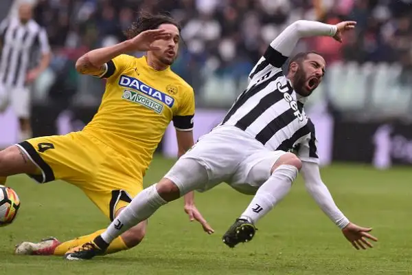 Con una doppietta di Dybala la Vecchia Signora batte l'Udinese. Sull'1-0 Higuain sbaglia un altro rigore.