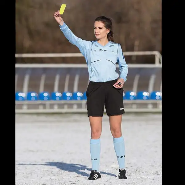 La studentessa-arbitro di 21 anni sta spopolando in rete.