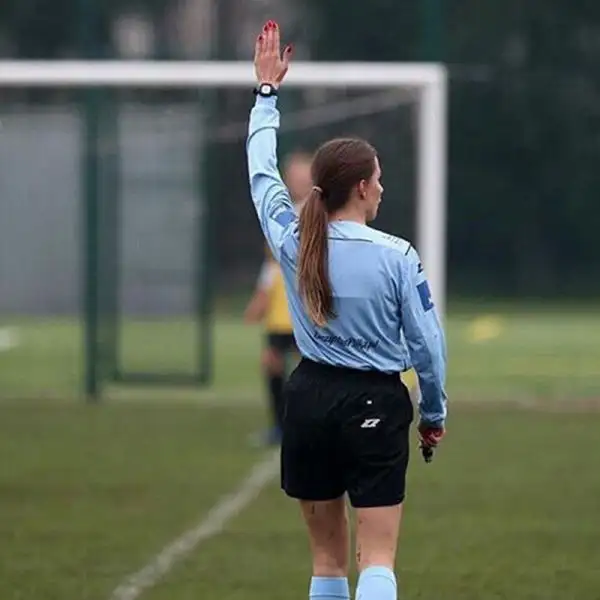 La studentessa-arbitro di 21 anni sta spopolando in rete.