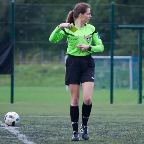 La studentessa-arbitro di 21 anni sta spopolando in rete.