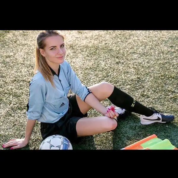 La studentessa-arbitro di 21 anni sta spopolando in rete.