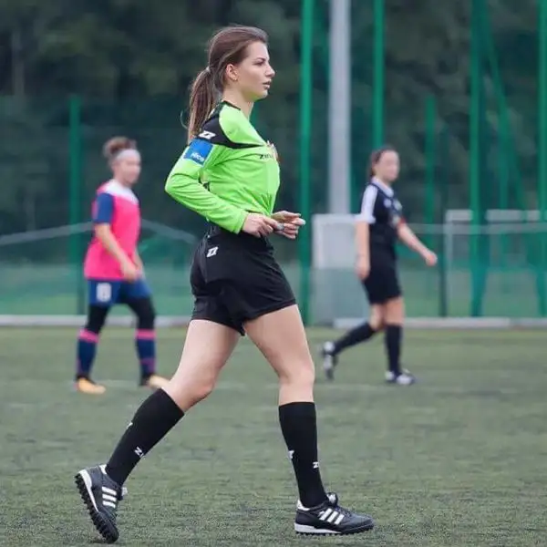 La studentessa-arbitro di 21 anni sta spopolando in rete.