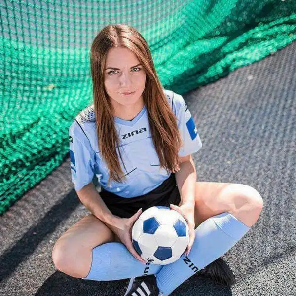 La studentessa-arbitro di 21 anni sta spopolando in rete.