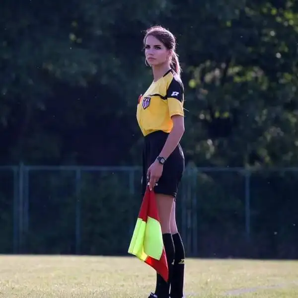 La studentessa-arbitro di 21 anni sta spopolando in rete.
