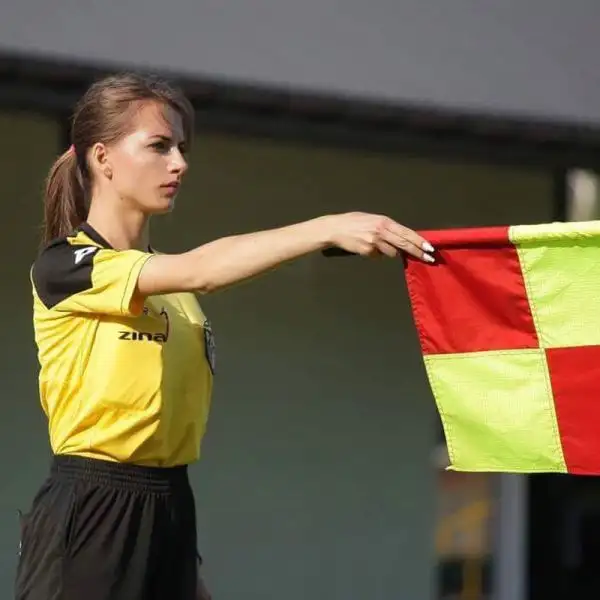 La studentessa-arbitro di 21 anni sta spopolando in rete.
