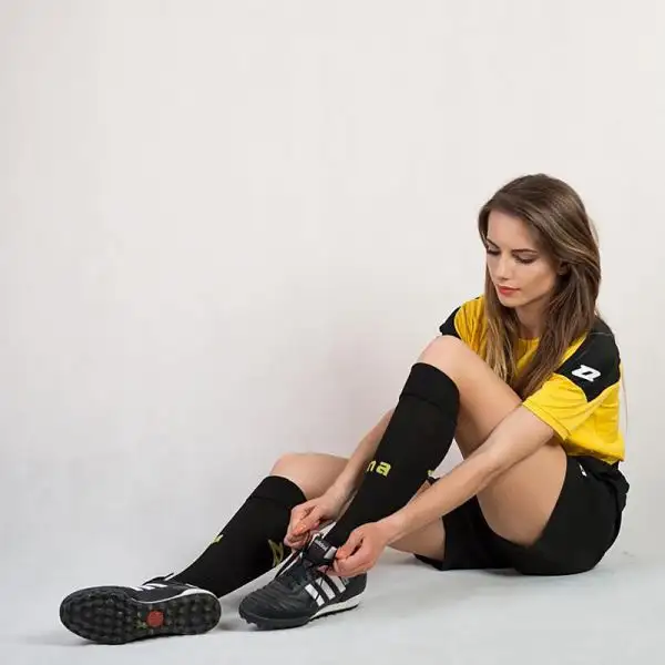 La studentessa-arbitro di 21 anni sta spopolando in rete.