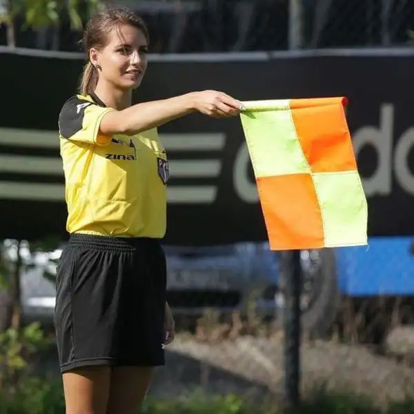 La studentessa-arbitro di 21 anni sta spopolando in rete.