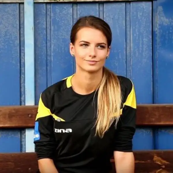 La studentessa-arbitro di 21 anni sta spopolando in rete.