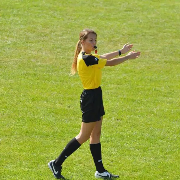 La studentessa-arbitro di 21 anni sta spopolando in rete.