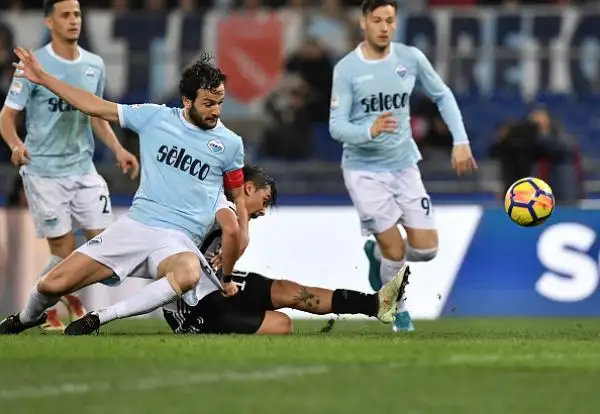 La squada bianconera, poco brillante, trova la rete che vale la vittoria al 93' e resta così incollata al Napoli