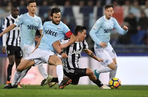 La squada bianconera, poco brillante, trova la rete che vale la vittoria al 93' e resta così incollata al Napoli