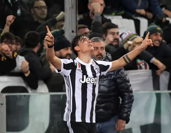 La squada bianconera, poco brillante, trova la rete che vale la vittoria al 93' e resta così incollata al Napoli