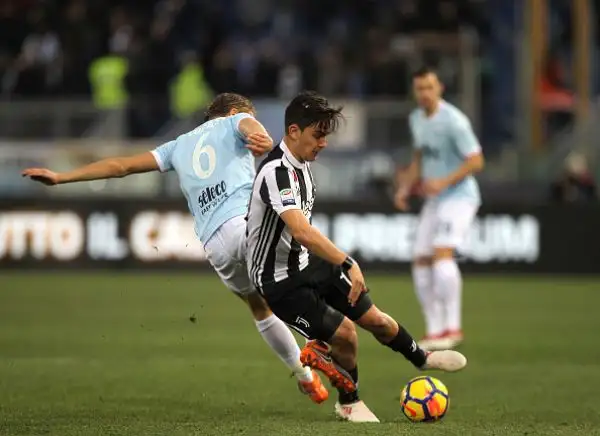 La squada bianconera, poco brillante, trova la rete che vale la vittoria al 93' e resta così incollata al Napoli
