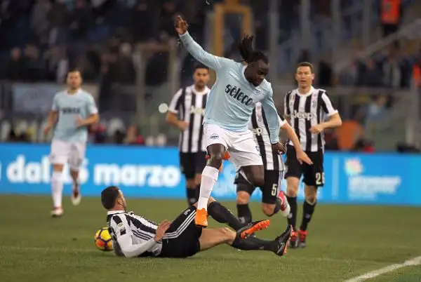 La squada bianconera, poco brillante, trova la rete che vale la vittoria al 93' e resta così incollata al Napoli