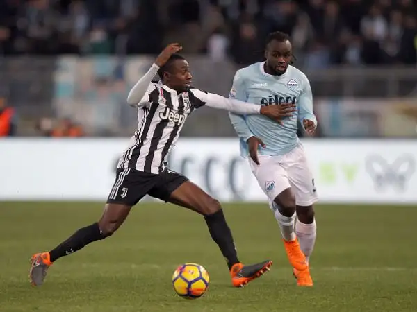 La squada bianconera, poco brillante, trova la rete che vale la vittoria al 93' e resta così incollata al Napoli