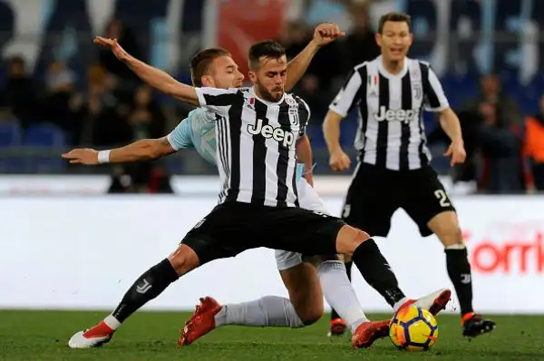 La squada bianconera, poco brillante, trova la rete che vale la vittoria al 93' e resta così incollata al Napoli