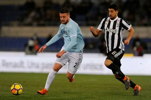 La squada bianconera, poco brillante, trova la rete che vale la vittoria al 93' e resta così incollata al Napoli