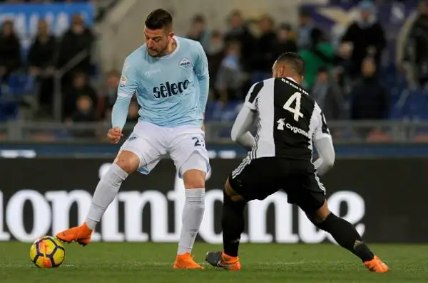 La squada bianconera, poco brillante, trova la rete che vale la vittoria al 93' e resta così incollata al Napoli