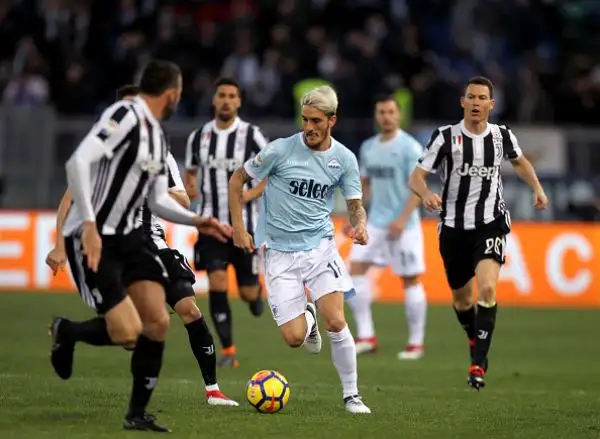 La squada bianconera, poco brillante, trova la rete che vale la vittoria al 93' e resta così incollata al Napoli