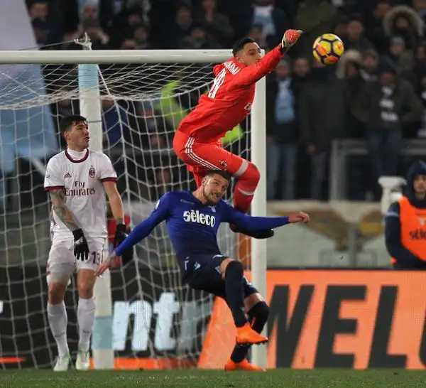 All'Olimpico succede di tutto, l'equilibrio lo spezza Romagnoli dal dischetto dopo lo 0-0 del 120'.
