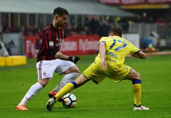 Partita in altalena per i rossoneri, che si sono trovati in svantaggio all'intervallo dopo l'1-0 iniziale di Calhanoglu. Gol decisivo di André Silva.