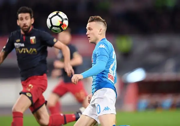 Gara sofferta per la squadra di Sarri, che segna su corner e si riporta a due punti dal primo posto.