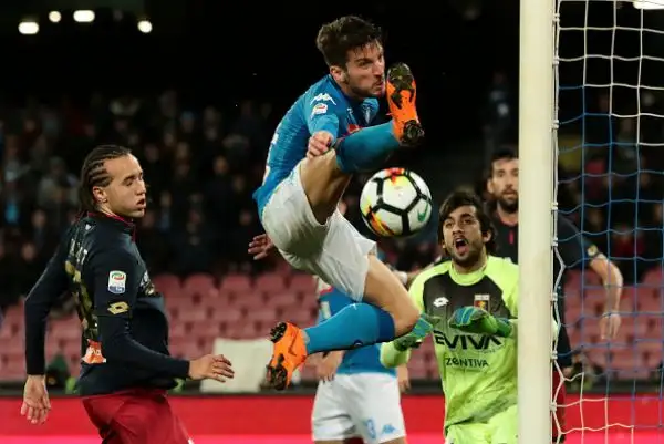 Gara sofferta per la squadra di Sarri, che segna su corner e si riporta a due punti dal primo posto.