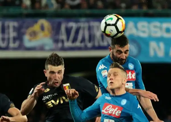 Gara sofferta per la squadra di Sarri, che segna su corner e si riporta a due punti dal primo posto.