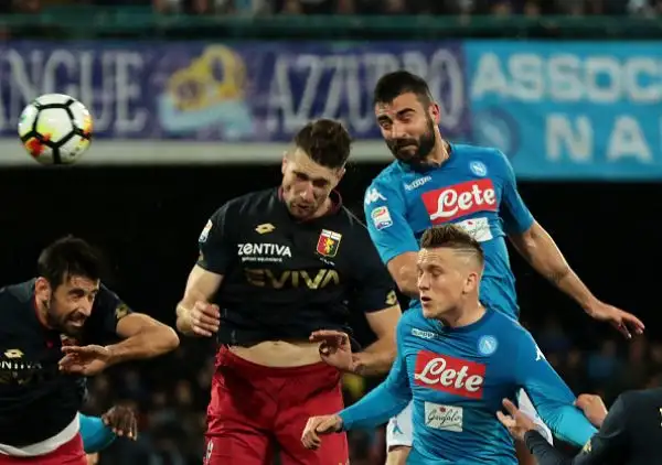 Gara sofferta per la squadra di Sarri, che segna su corner e si riporta a due punti dal primo posto.