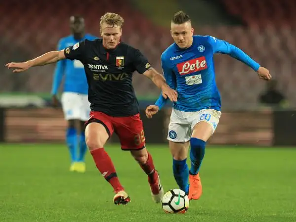 Gara sofferta per la squadra di Sarri, che segna su corner e si riporta a due punti dal primo posto.