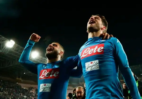 Gara sofferta per la squadra di Sarri, che segna su corner e si riporta a due punti dal primo posto.