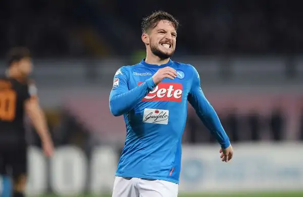 Impresa dei giallorossi in una serata stregata degli azzurri. La Juve è ora a -1 dai partenopei, con una partita da recuperare.