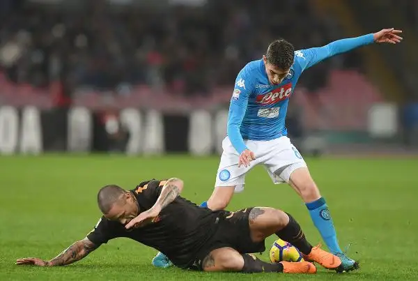 Impresa dei giallorossi in una serata stregata degli azzurri. La Juve è ora a -1 dai partenopei, con una partita da recuperare.
