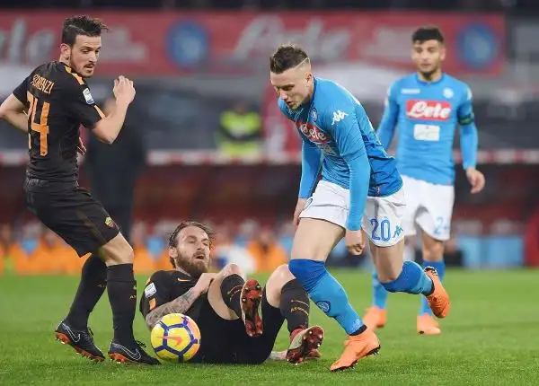 Impresa dei giallorossi in una serata stregata degli azzurri. La Juve è ora a -1 dai partenopei, con una partita da recuperare.