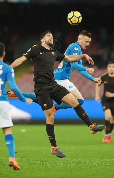 Impresa dei giallorossi in una serata stregata degli azzurri. La Juve è ora a -1 dai partenopei, con una partita da recuperare.