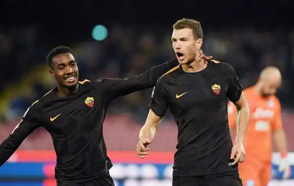 Impresa dei giallorossi in una serata stregata degli azzurri. La Juve è ora a -1 dai partenopei, con una partita da recuperare.
