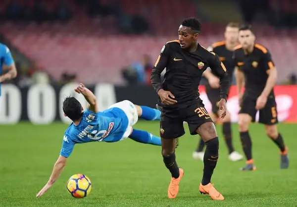 Impresa dei giallorossi in una serata stregata degli azzurri. La Juve è ora a -1 dai partenopei, con una partita da recuperare.