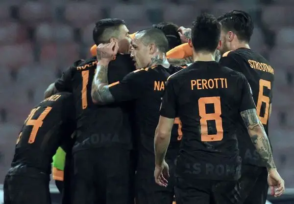 Impresa dei giallorossi in una serata stregata degli azzurri. La Juve è ora a -1 dai partenopei, con una partita da recuperare.