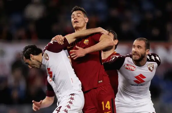 Dopo il commovente ricordo di Astori nel pre-gara, la squadra di Di Francesco dilaga nella ripresa con i gol di Manolas, De Rossi e Pellegrini.