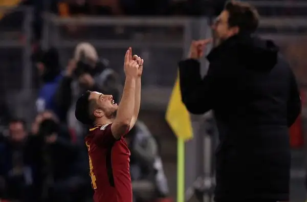 Dopo il commovente ricordo di Astori nel pre-gara, la squadra di Di Francesco dilaga nella ripresa con i gol di Manolas, De Rossi e Pellegrini.