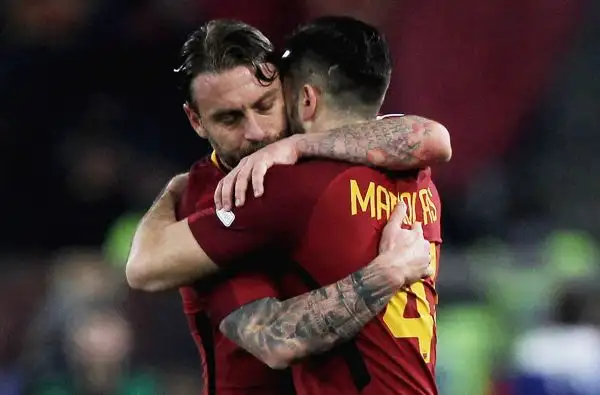 Dopo il commovente ricordo di Astori nel pre-gara, la squadra di Di Francesco dilaga nella ripresa con i gol di Manolas, De Rossi e Pellegrini.
