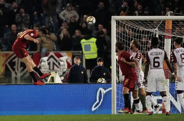 Dopo il commovente ricordo di Astori nel pre-gara, la squadra di Di Francesco dilaga nella ripresa con i gol di Manolas, De Rossi e Pellegrini.