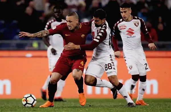 Dopo il commovente ricordo di Astori nel pre-gara, la squadra di Di Francesco dilaga nella ripresa con i gol di Manolas, De Rossi e Pellegrini.