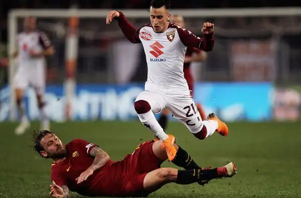 Dopo il commovente ricordo di Astori nel pre-gara, la squadra di Di Francesco dilaga nella ripresa con i gol di Manolas, De Rossi e Pellegrini.